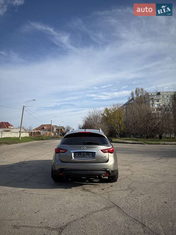 Внедорожник / Кроссовер Infiniti QX70 2013 в Запорожье