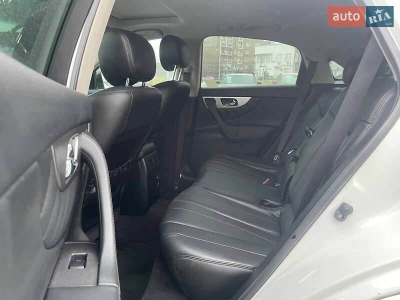 Позашляховик / Кросовер Infiniti QX70 2015 в Києві