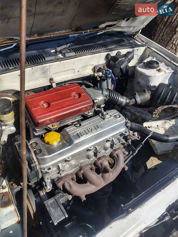 Седан Isuzu Gemini 1986 в Раздельной