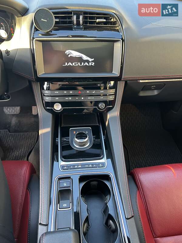 Внедорожник / Кроссовер Jaguar F-Pace 2016 в Киеве