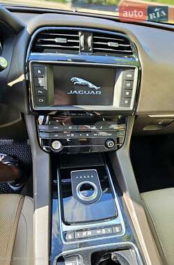 Внедорожник / Кроссовер Jaguar F-Pace 2017 в 