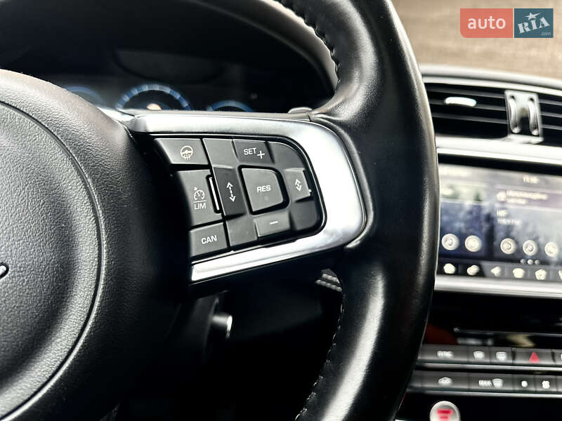 Позашляховик / Кросовер Jaguar F-Pace 2016 в Житомирі