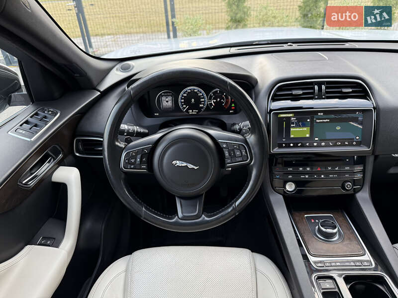 Внедорожник / Кроссовер Jaguar F-Pace 2016 в Киеве