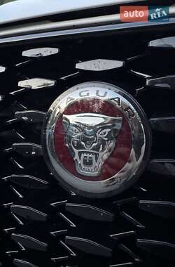 Внедорожник / Кроссовер Jaguar F-Pace 2021 в 