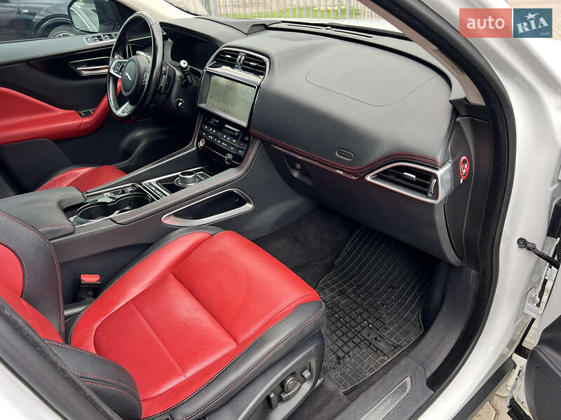 Внедорожник / Кроссовер Jaguar F-Pace 2017 в Нововолынске