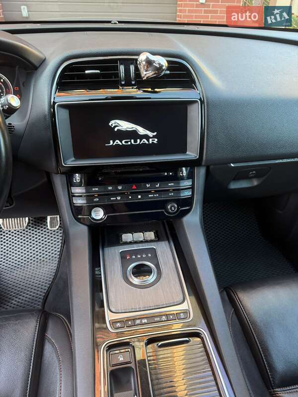 Внедорожник / Кроссовер Jaguar F-Pace 2016 в Запорожье