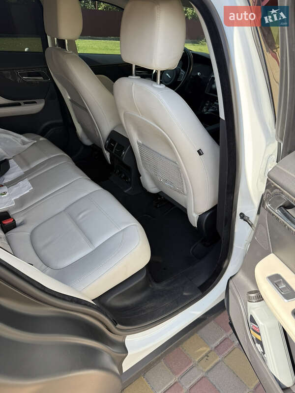 Позашляховик / Кросовер Jaguar F-Pace 2016 в Стрию