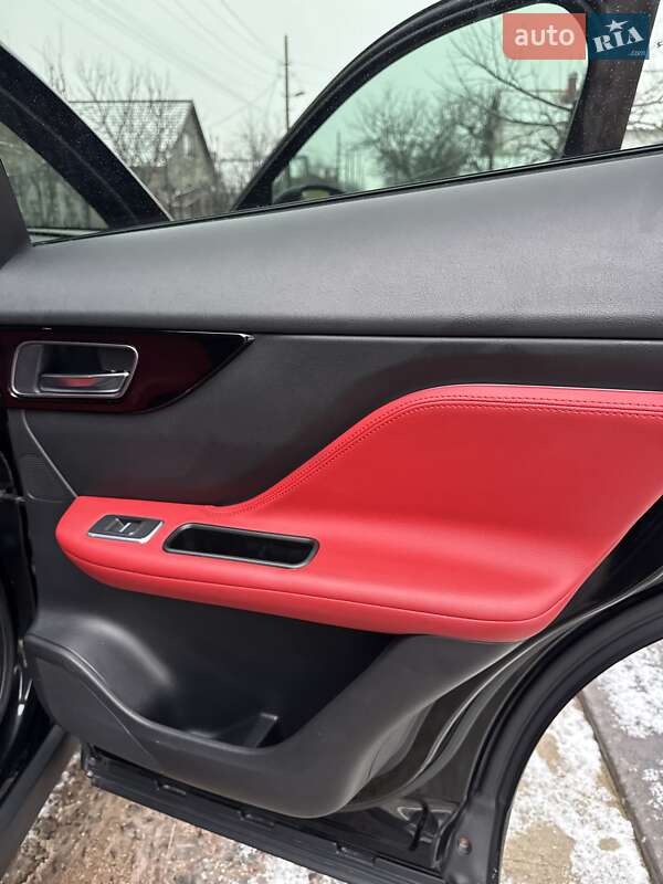 Позашляховик / Кросовер Jaguar F-Pace 2017 в Нововолинську