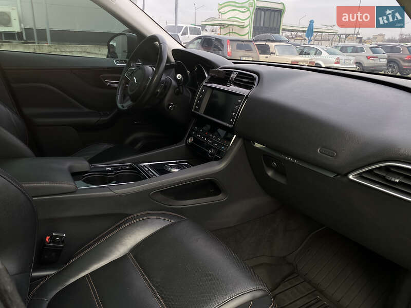 Внедорожник / Кроссовер Jaguar F-Pace 2017 в Нововолынске фото 39 Внедорожник / Кроссовер Jaguar F-Pace 2017 в Нововолынске