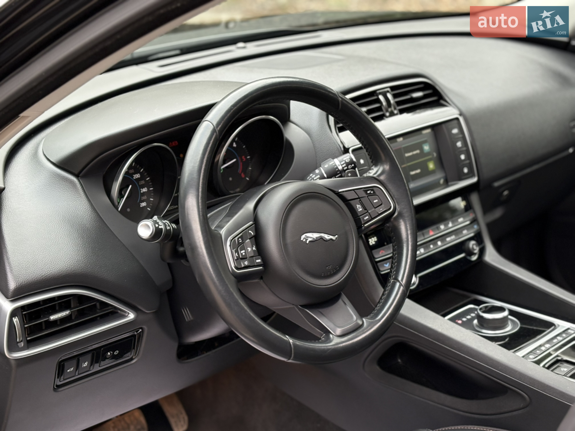 2016 Jaguar F-Pace - мініатюра 30