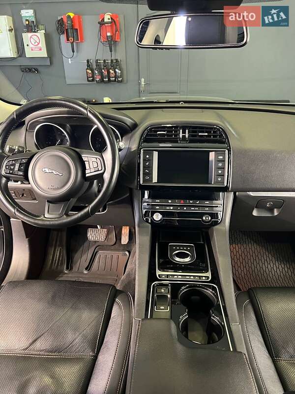 Внедорожник / Кроссовер Jaguar F-Pace 2017 в Кропивницком фото 16 Внедорожник / Кроссовер Jaguar F-Pace 2017 в Кропивницком