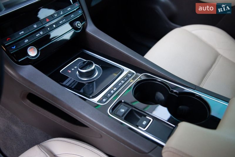 Внедорожник / Кроссовер Jaguar F-Pace 2016 в Киеве