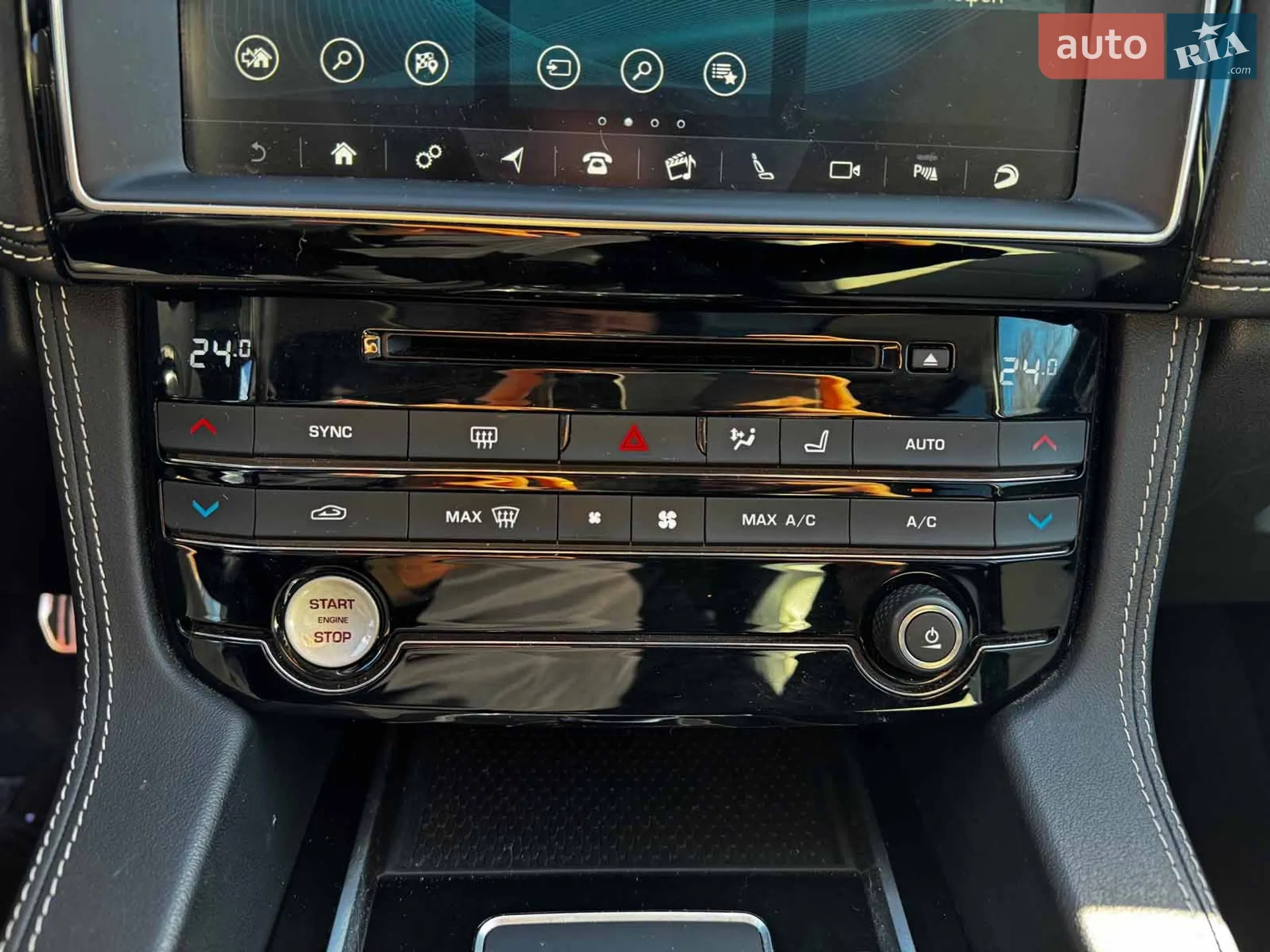 2017 Jaguar F-Pace - мініатюра 25