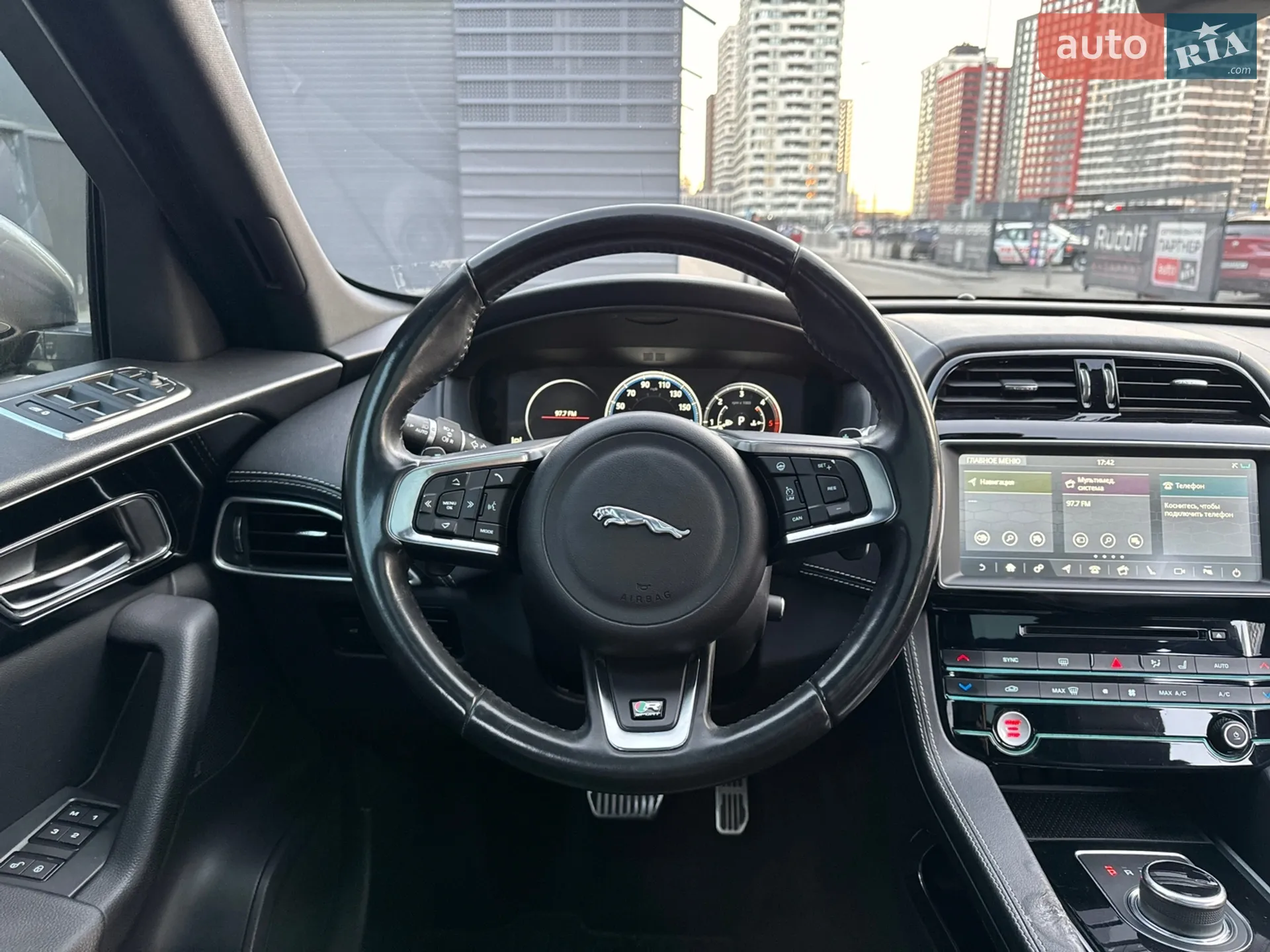 2016 Jaguar F-Pace - мініатюра 30