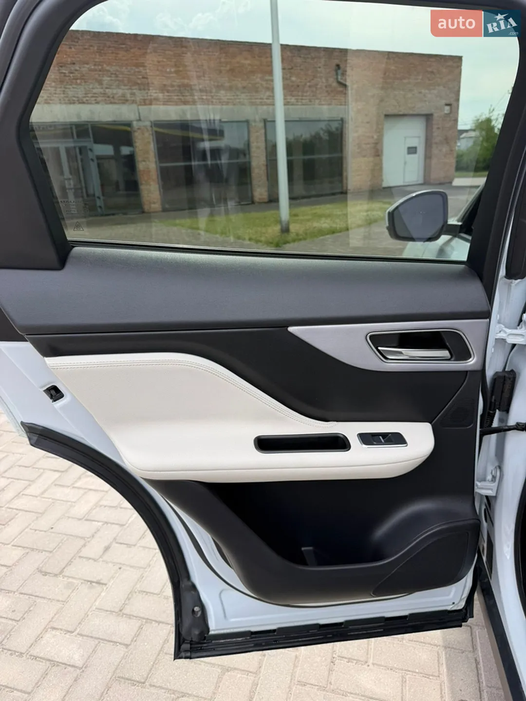 2017 Jaguar F-Pace - мініатюра 12