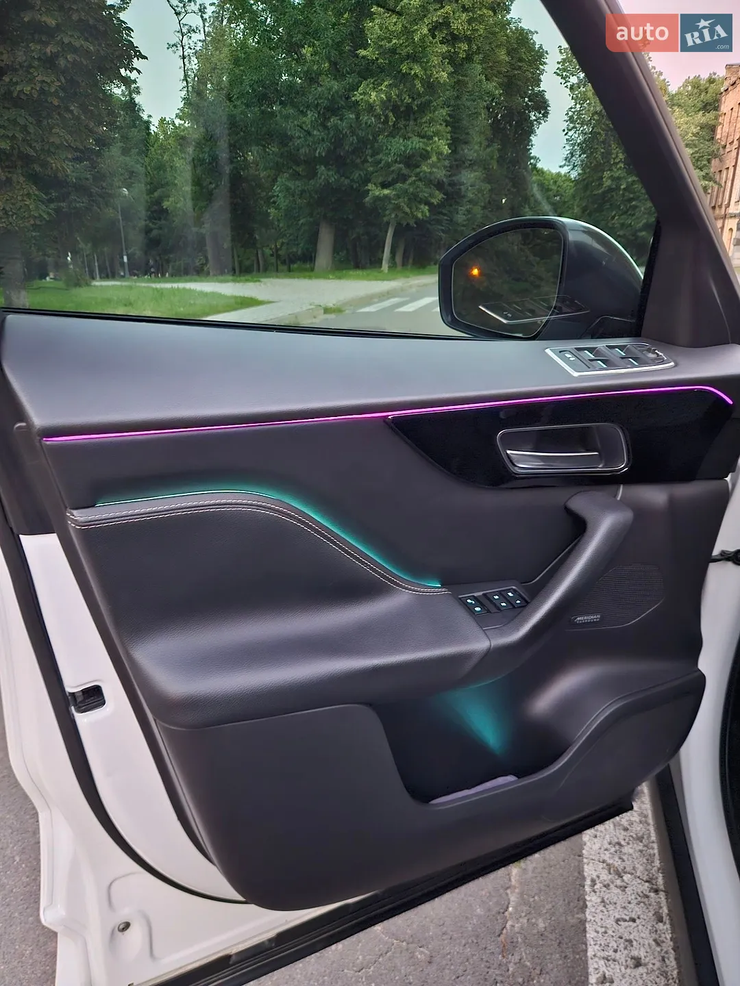 2017 Jaguar F-Pace - мініатюра 23