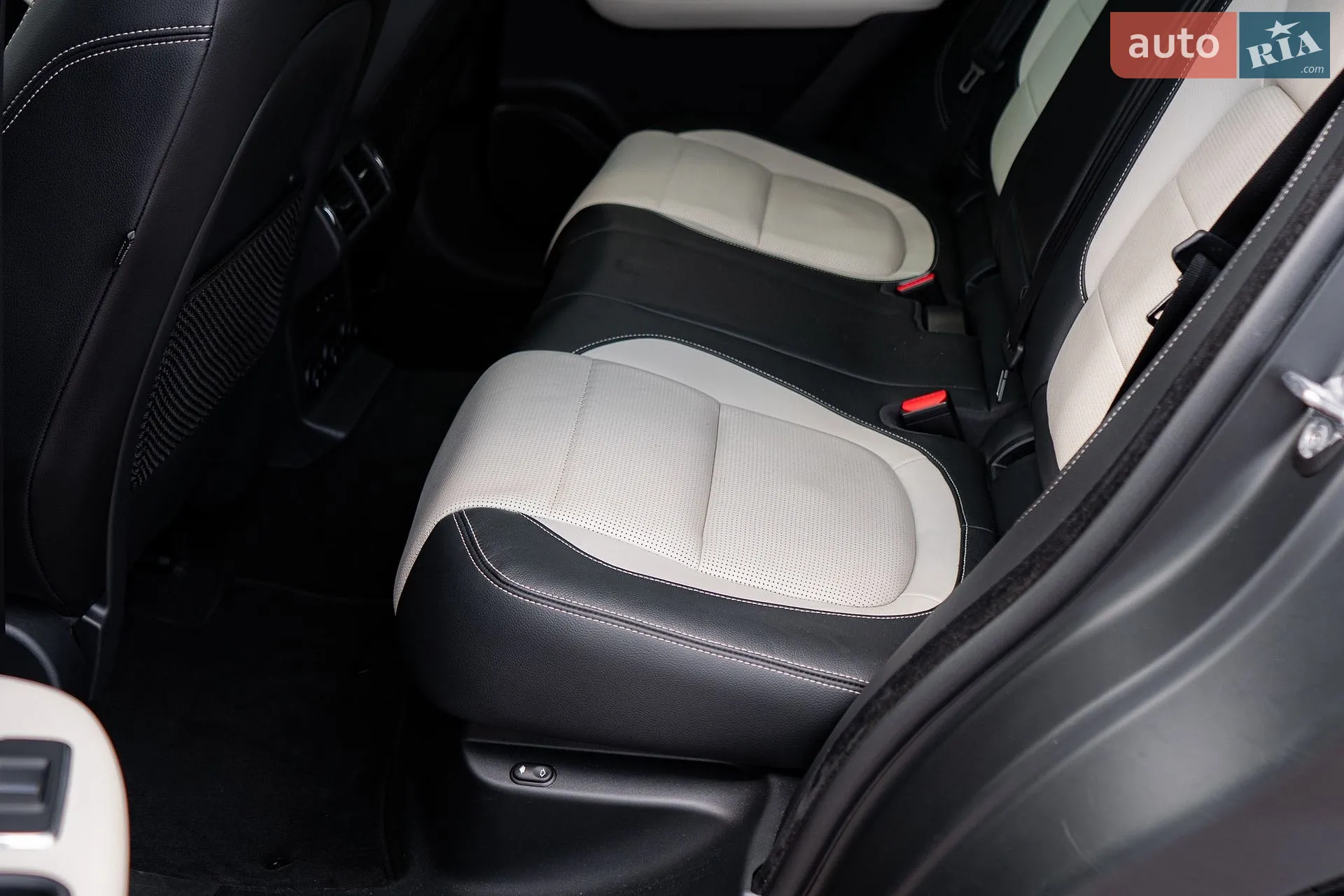 2019 Jaguar F-Pace - мініатюра 31