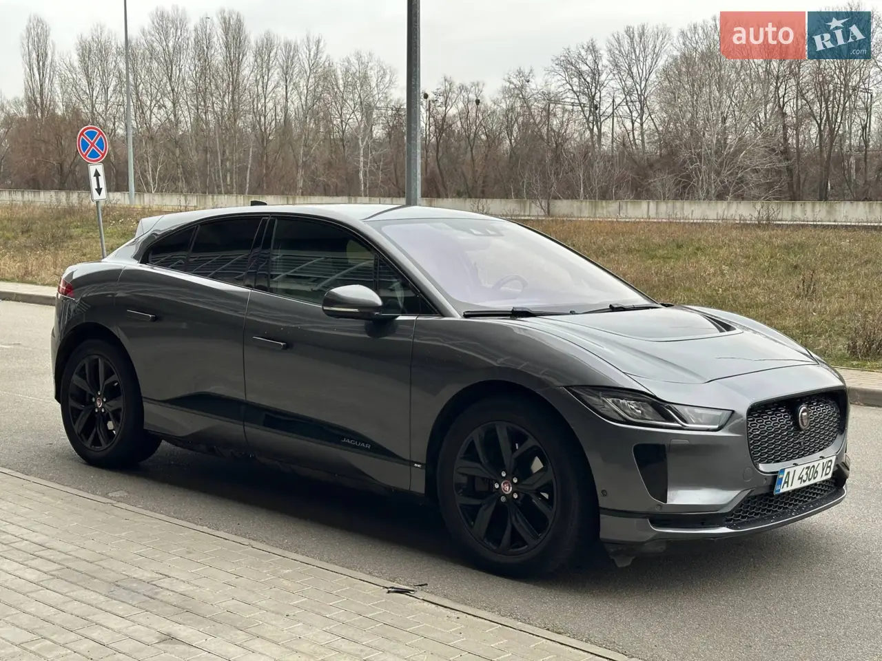 Машина у відмінному стані.
Повністю нова батарея, замінена офіційним дилером за гарантією (заміна всієї батареї в зборі, не окремих комірок).
Автомобіль повністю обслужений і не потребує жодних додаткових вкладень.
Підписка Remote оплачена до 2028 року.
Пневмопідвіска в ідеальному стані — тримає у всіх положеннях, без просідань.
Автопілот, автопаркування, розпізнавання знаків, камери 360, іонізація повітря, акустика Meridian, підігрів лобового скла, автодальний, електропривод багажника і т.д. Гарна зимова гума. Легкосплавні диски R20