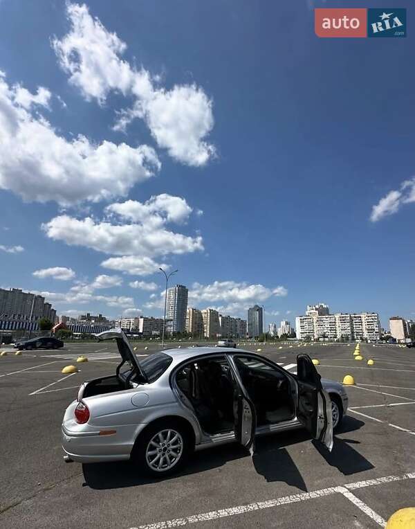 Седан Jaguar S-Type 2004 в Бучі