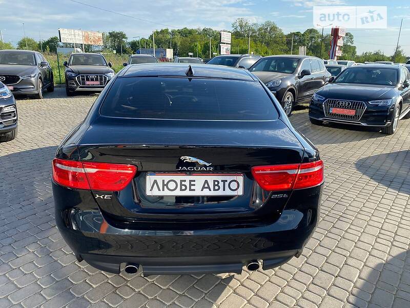 Седан Jaguar XE 2016 в Львові