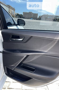 Седан Jaguar XE 2015 в 