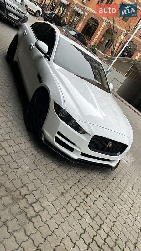 Седан Jaguar XE 2016 в 