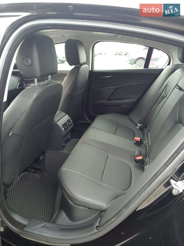 Седан Jaguar XE 2016 в Ивано-Франковске