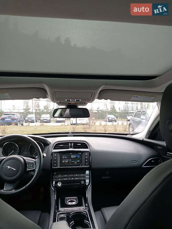 Седан Jaguar XE 2016 в Ивано-Франковске