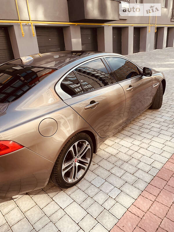 Седан Jaguar XE 2016 в Ивано-Франковске