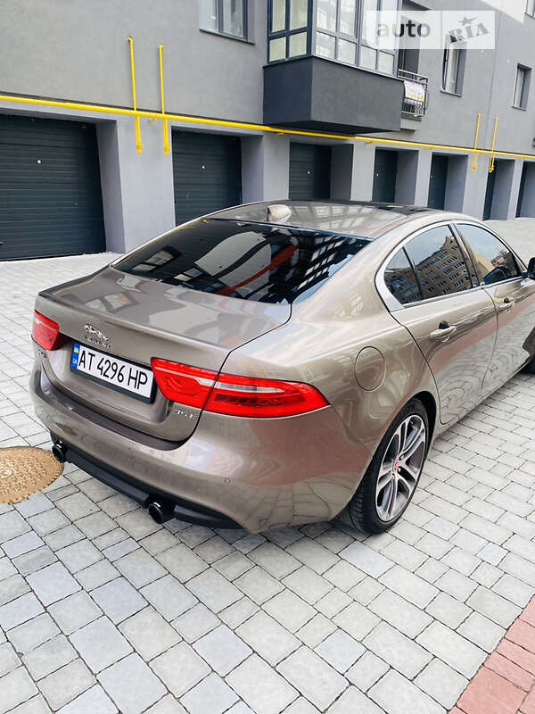 Седан Jaguar XE 2016 в Ивано-Франковске