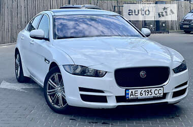 Седан Jaguar XE 2016 в 