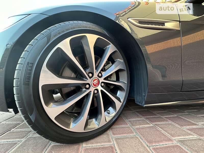 Седан Jaguar XE 2020 в Киеве
