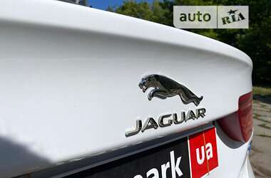 Седан Jaguar XE 2015 в Виннице