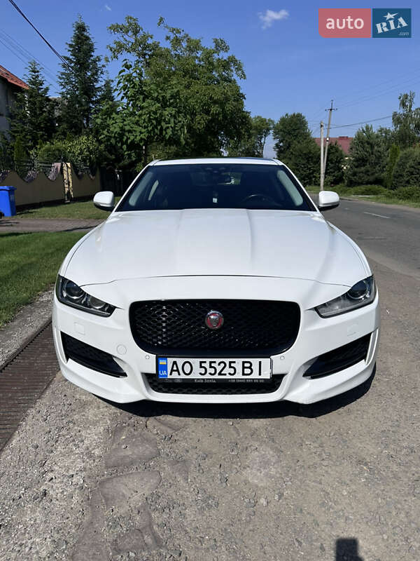 Седан Jaguar XE 2016 в Ужгороде