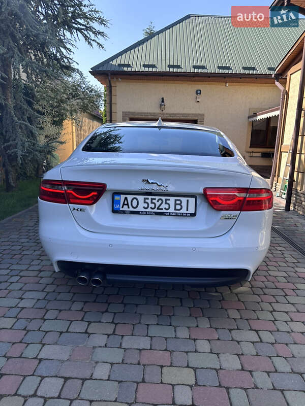 Седан Jaguar XE 2016 в Ужгороде
