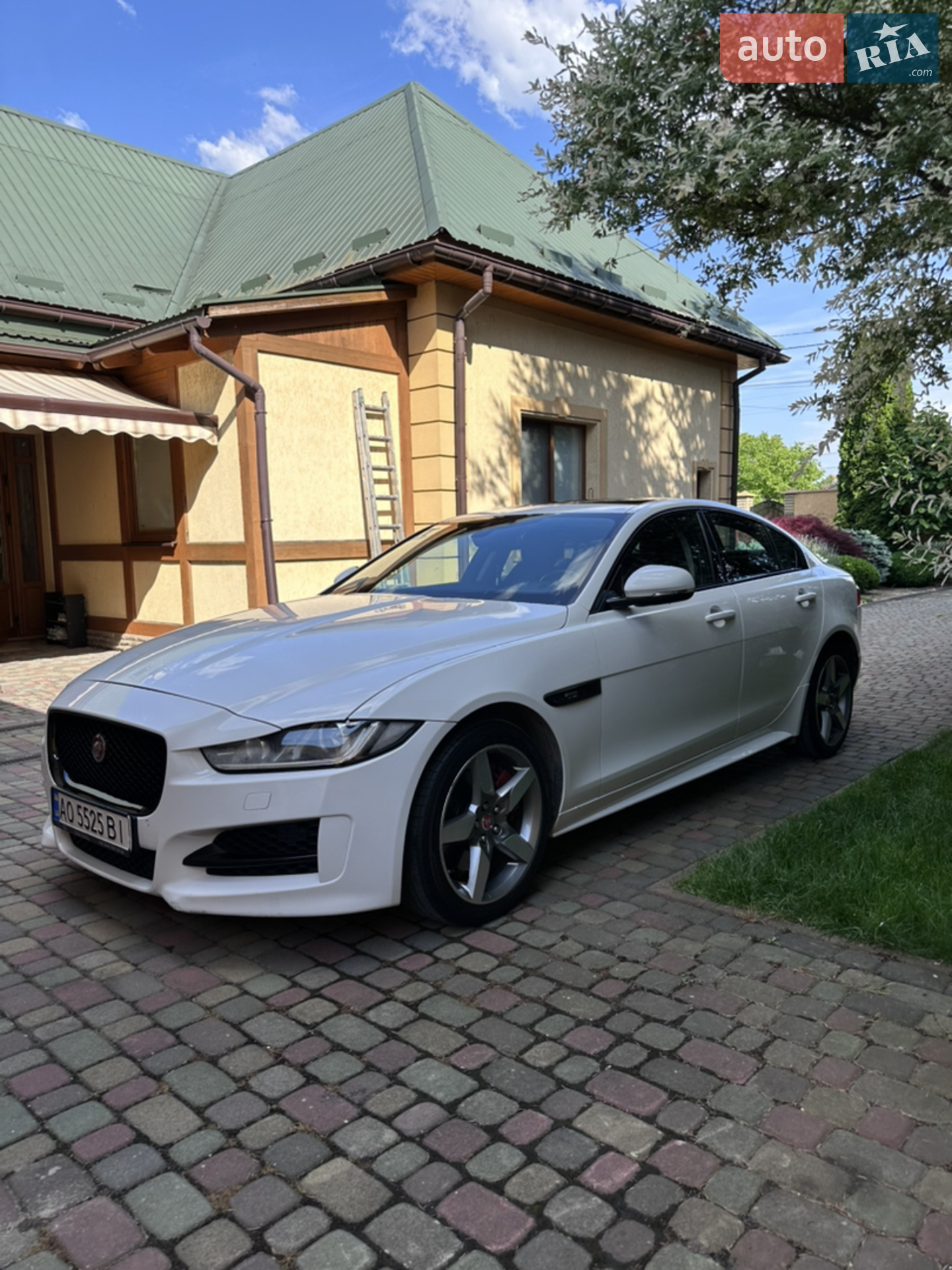 2016 Jaguar XE - мініатюра 3