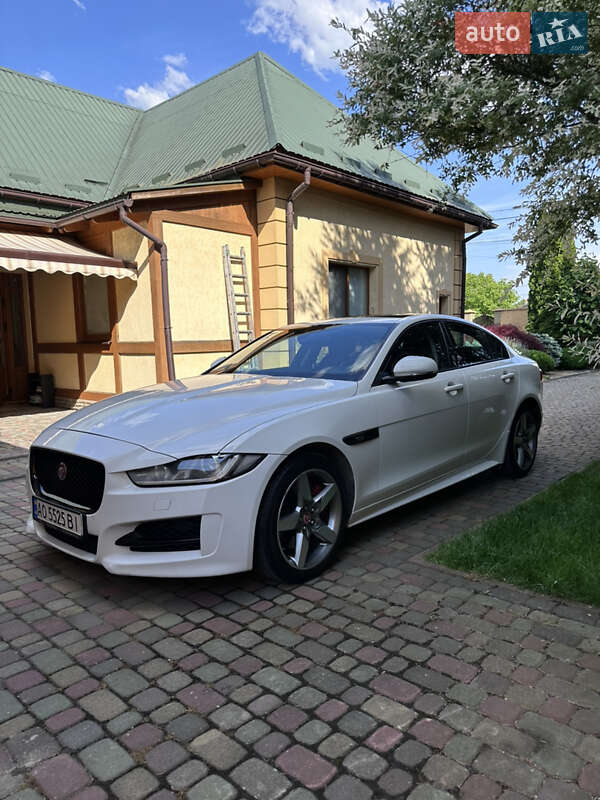 Седан Jaguar XE 2016 в Ужгороде