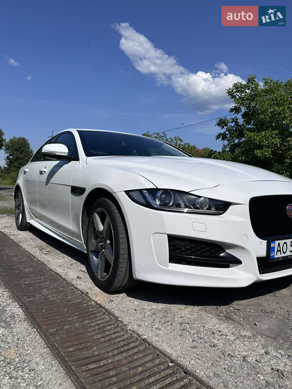 Седан Jaguar XE 2016 в Ужгороде