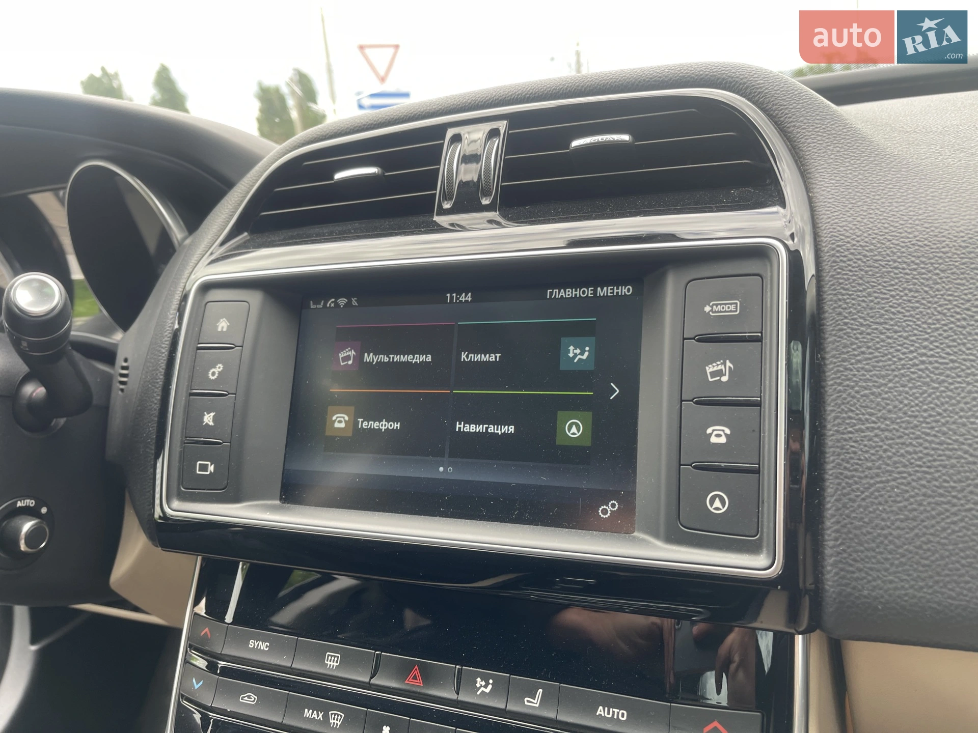 2016 Jaguar XE - мініатюра 9