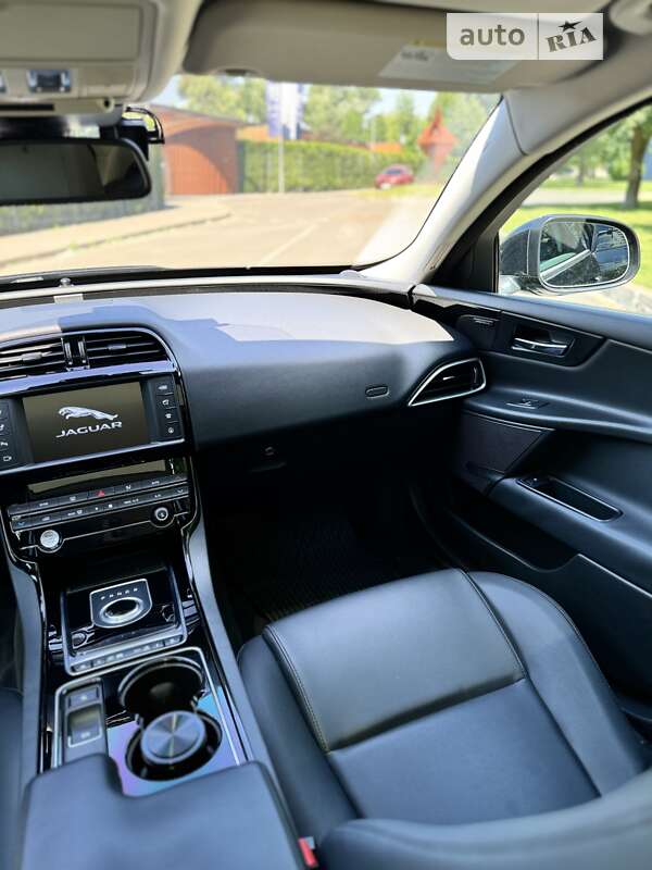 Седан Jaguar XE 2016 в Києві