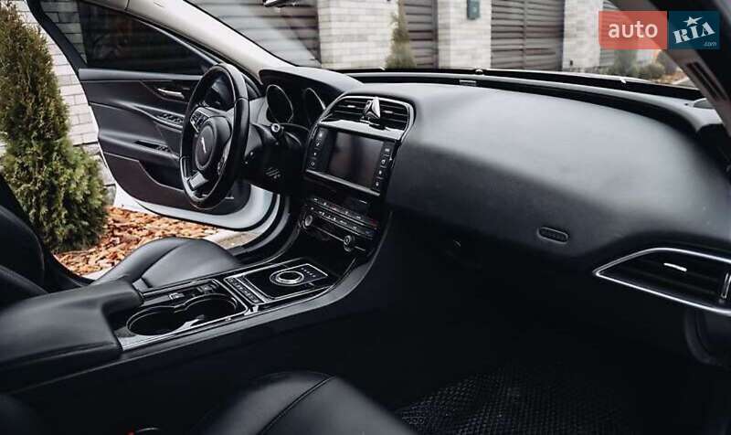 Седан Jaguar XE 2016 в Киеве фото 10 Седан Jaguar XE 2016 в Киеве
