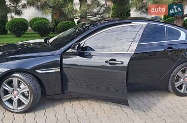 Седан Jaguar XE 2016 в 