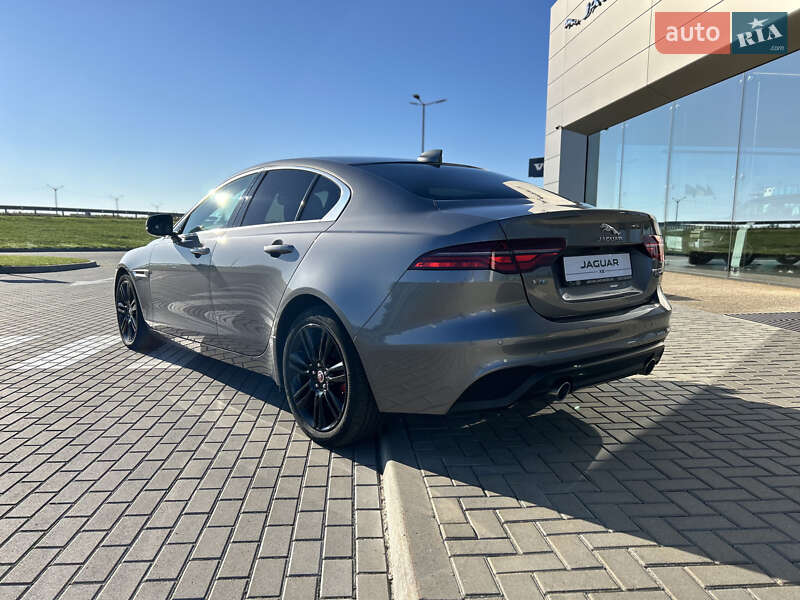 Седан Jaguar XE 2020 в Львове