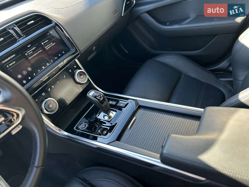 Седан Jaguar XE 2020 в Львове