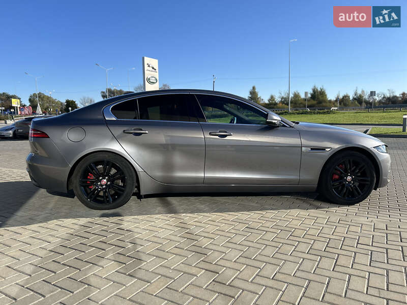 Седан Jaguar XE 2020 в Львове
