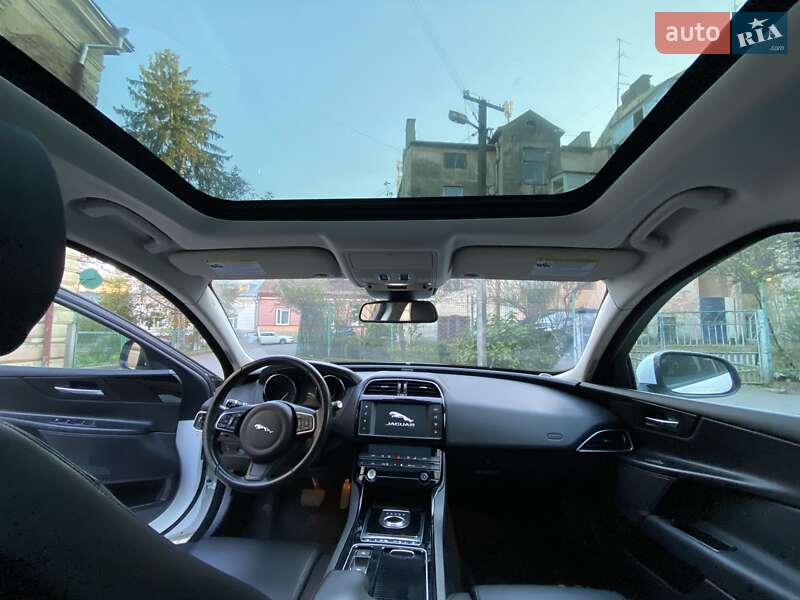 Седан Jaguar XE 2018 в Черновцах