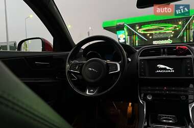 Седан Jaguar XE 2016 в 