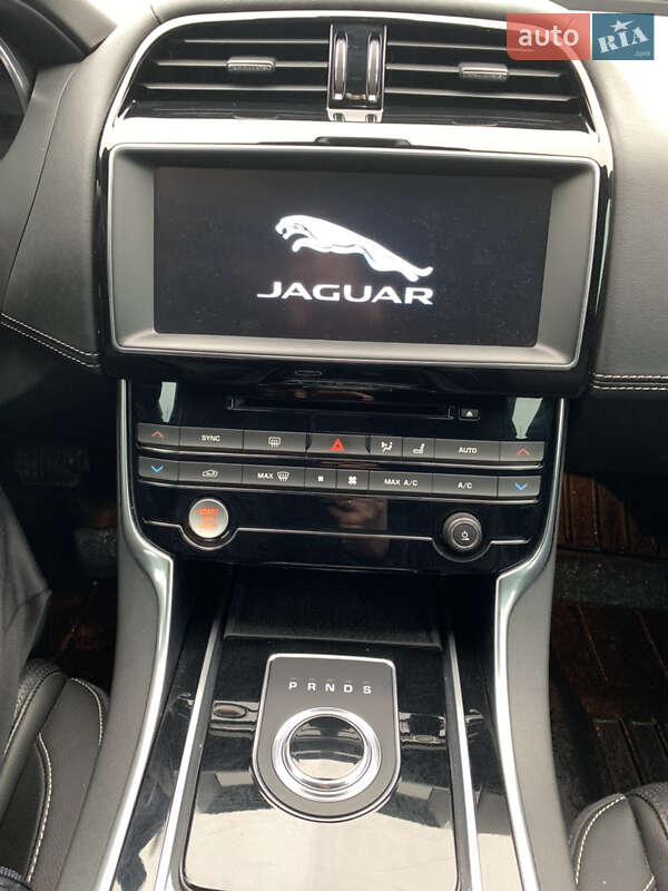 Седан Jaguar XE 2016 в Хмельницькому