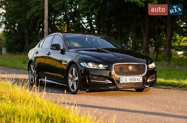 Седан Jaguar XE 2015 в 