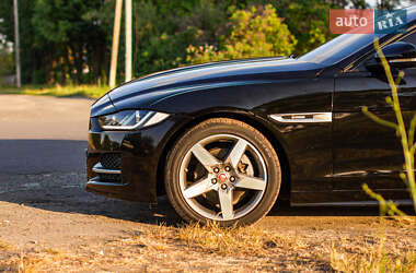 Седан Jaguar XE 2015 в 